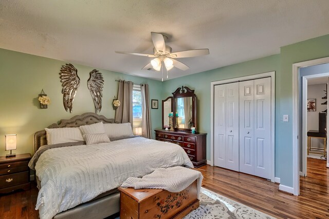 bedroom featuring ceiling fan, a textured ceiling, a closet, and dark hardwood / wood-style flooring