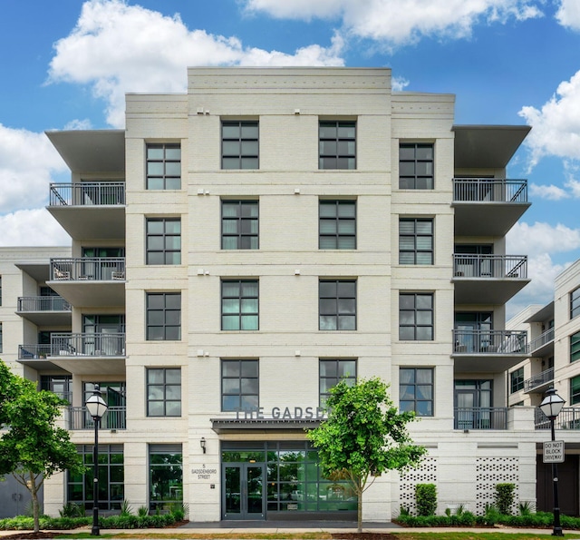 view of apartment building / complex