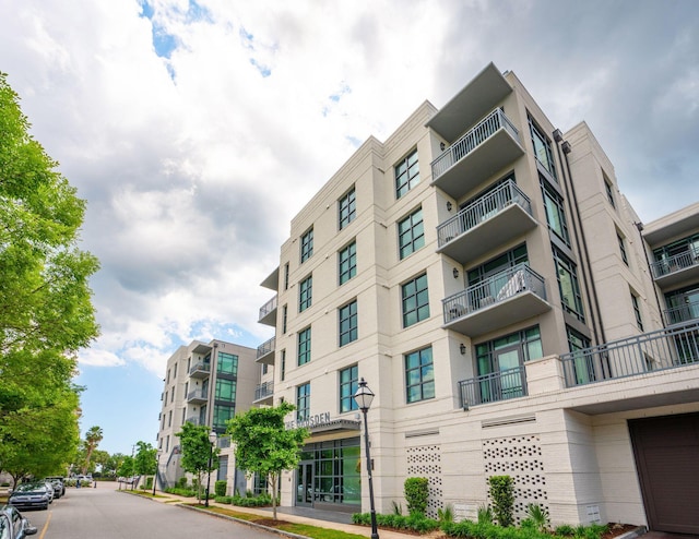view of apartment building / complex