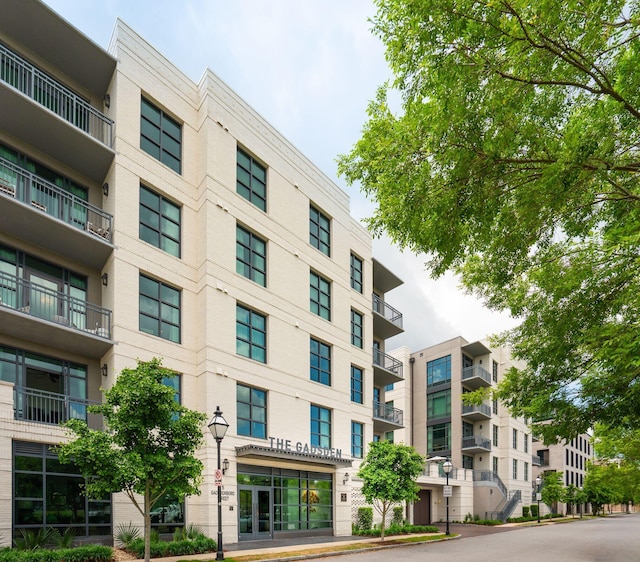 view of apartment building / complex