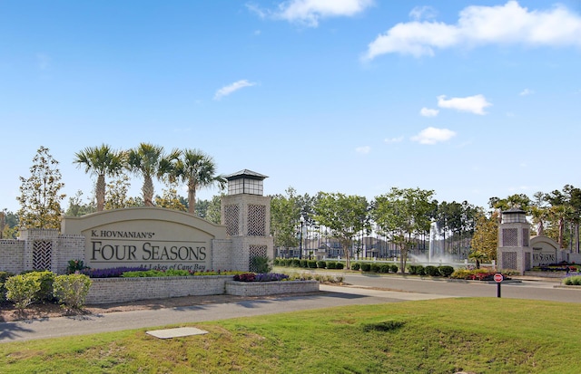 community sign featuring a yard