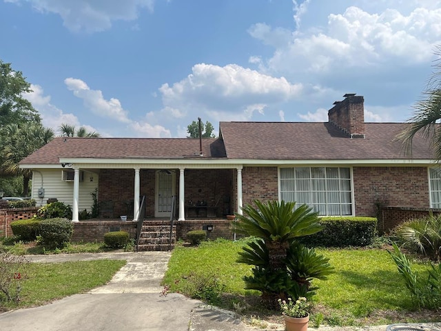 ranch-style home featuring a front lawn and a porch