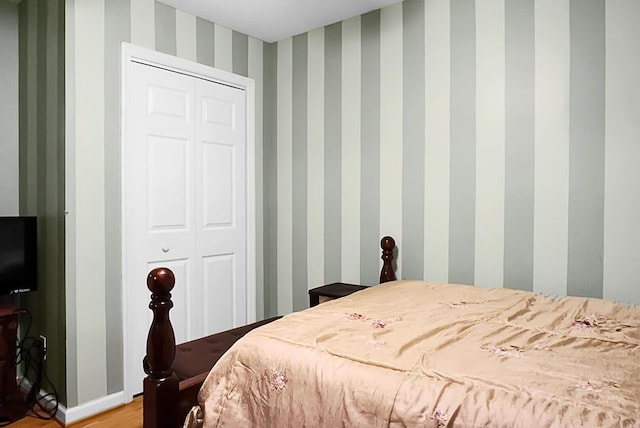 8692 Bentwood Dr, North Charleston, SC 29406 - bedroom featuring light wood-type flooring, wallpapered walls, and a closet