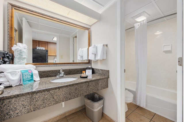 full bathroom featuring tile patterned floors, toilet, sink, and shower / bath combo