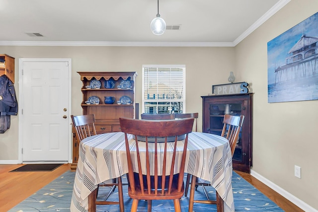 544 Beverly Dr, Summerville, SC 29485 - dining area with crown molding, visible vents, baseboards, and wood finished floors