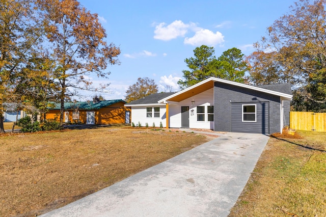 ranch-style house featuring a front yard