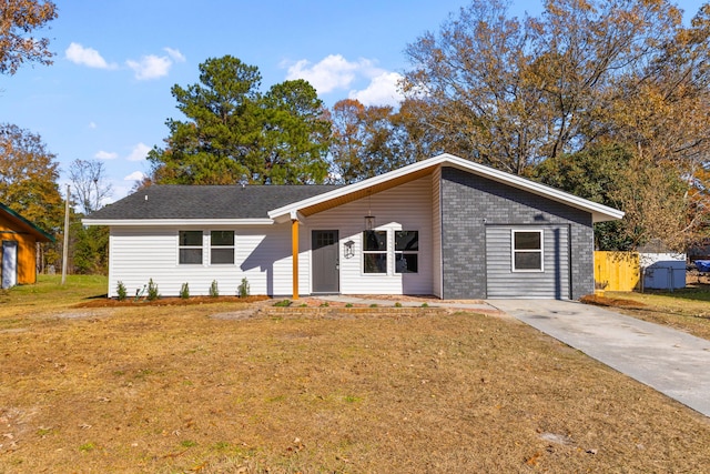 ranch-style house featuring a front lawn