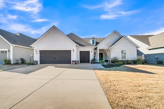 view of front facade featuring a garage and a front lawn