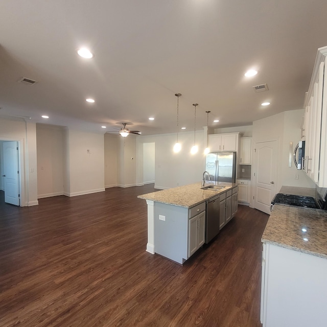 kitchen with visible vents, appliances with stainless steel finishes, open floor plan, and dark wood-style flooring