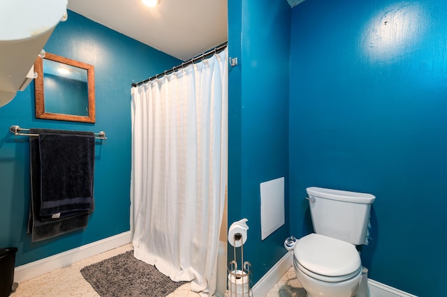 bathroom featuring toilet and a shower with shower curtain