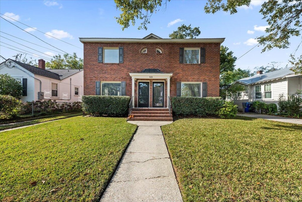 view of front of home featuring a front lawn