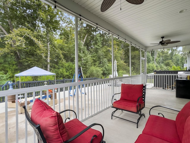 sunroom with ceiling fan