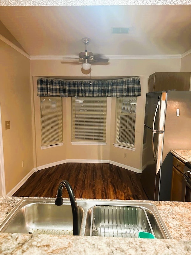 kitchen featuring sink, stainless steel refrigerator, ceiling fan, ornamental molding, and dark hardwood / wood-style flooring