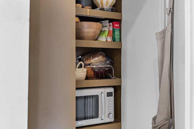 176 Smith St, Charleston, SC 29403 - detailed view of stainless steel microwave