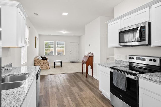 309 Sedona Dr, Summerville, SC 29486 - kitchen featuring stainless steel appliances, a sink, white cabinets, and light wood-type flooring