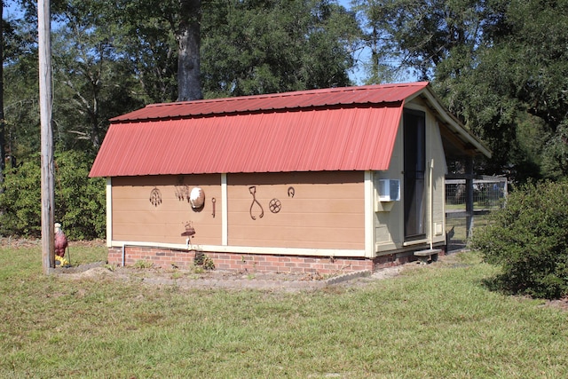 view of outdoor structure featuring a yard