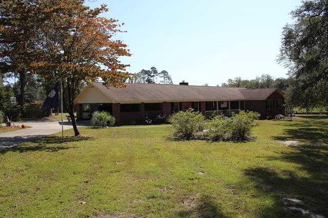 single story home with a front yard