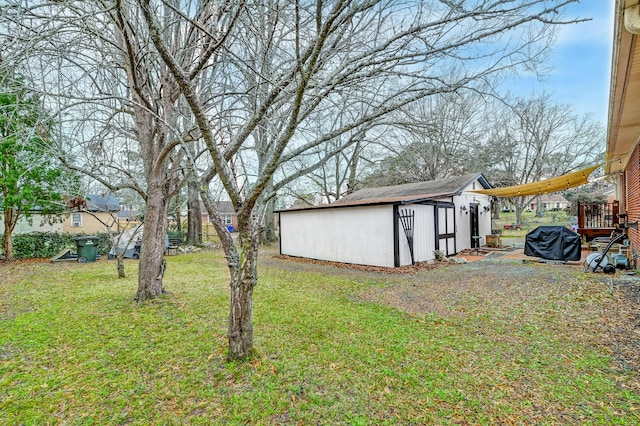 view of yard featuring a storage shed