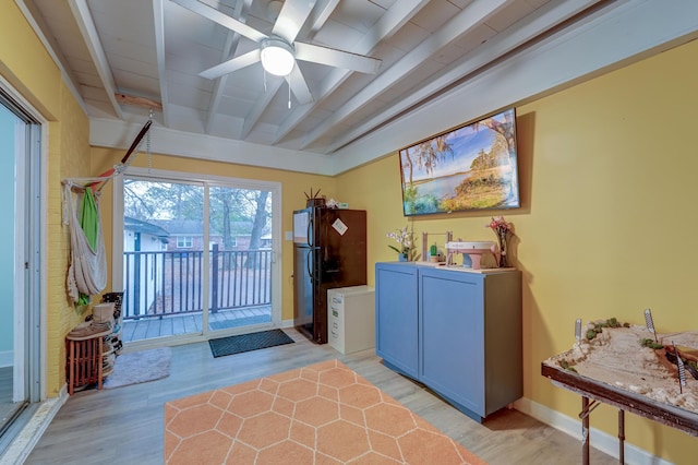 laundry room featuring ceiling fan, independent washer and dryer, and light wood-type flooring