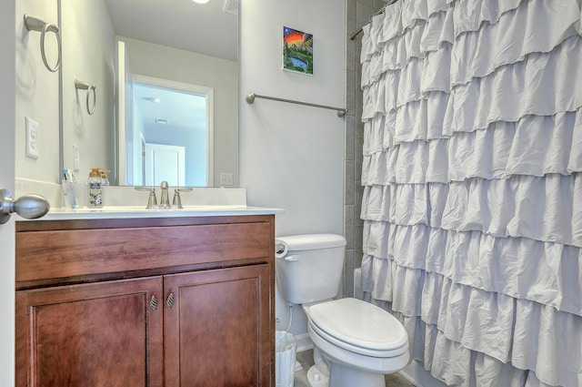 full bath with vanity, baseboards, curtained shower, and toilet