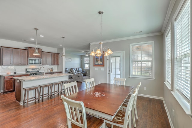 dining space featuring dark wood-style flooring, a chandelier, recessed lighting, baseboards, and visible vents