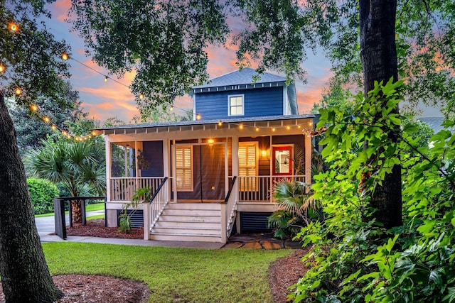 view of front facade featuring a porch and a yard