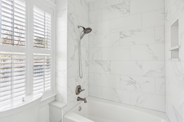 bathroom featuring tiled shower / bath