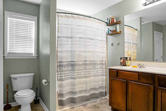 bathroom with toilet, a shower with curtain, and vanity