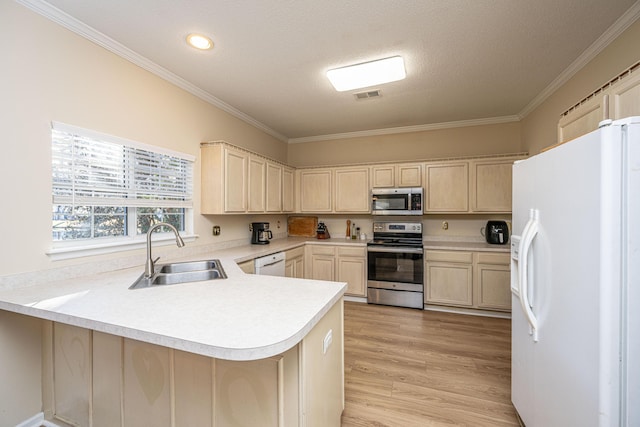 kitchen featuring sink, stainless steel appliances, kitchen peninsula, light wood-type flooring, and ornamental molding