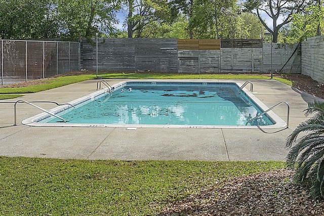 view of swimming pool