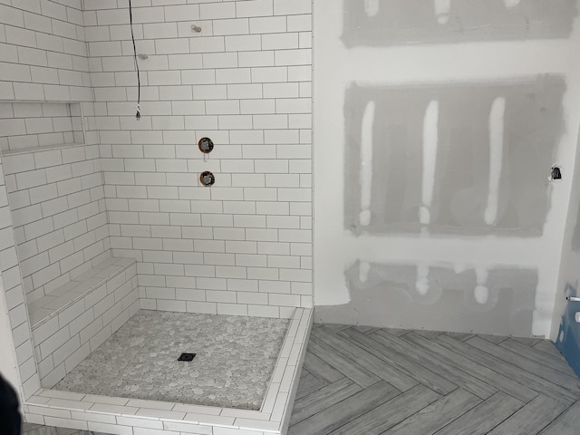 full bathroom featuring tiled shower