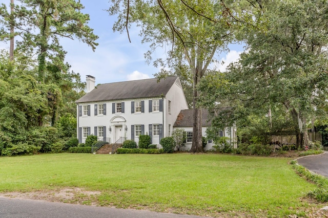 colonial home featuring a front lawn