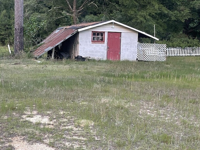 495 Majority Rd, Orangeburg, SC 29118 - view of outdoor structure featuring an outdoor structure and fence