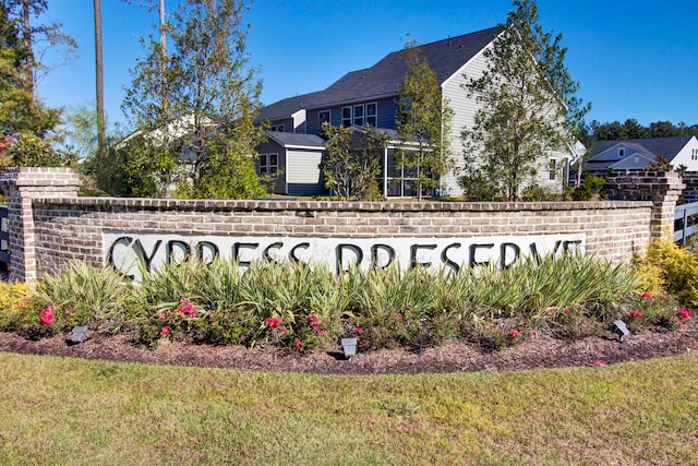 community sign with a lawn