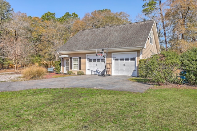 view of front facade featuring a front yard, driveway, and roof with shingles