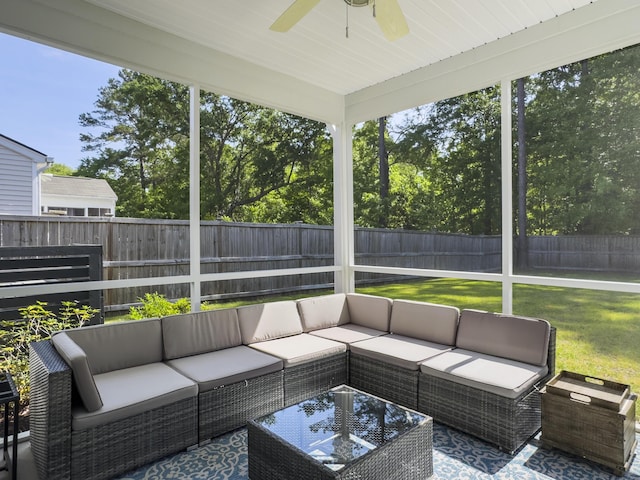 sunroom / solarium featuring outdoor lounge area and a ceiling fan