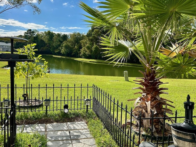 view of yard featuring a water view