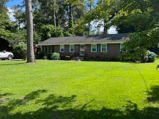 single story home with a front lawn