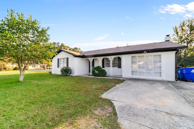 single story home featuring a front lawn