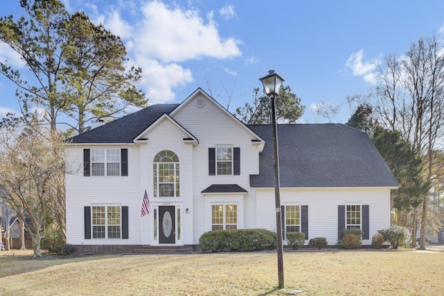 view of front facade featuring a front lawn