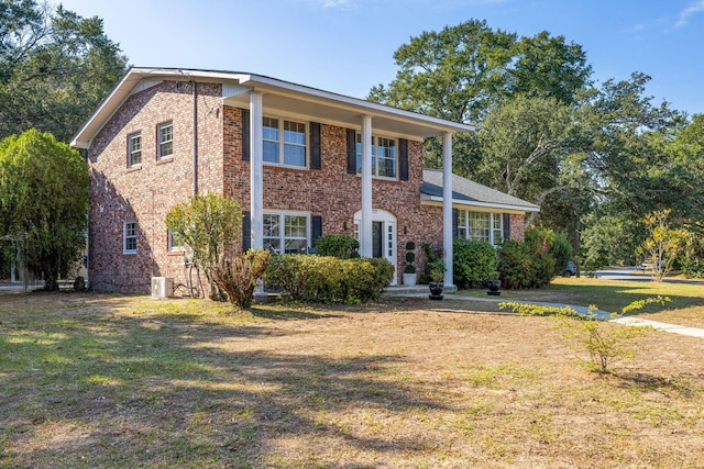 view of front facade with a front lawn