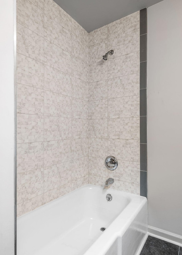 bathroom with tiled shower / bath