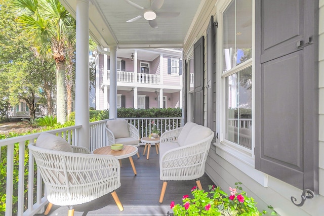 sunroom with ceiling fan