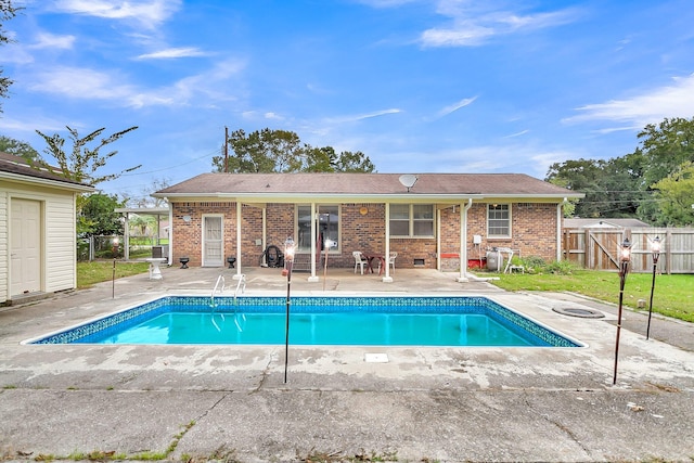 view of swimming pool featuring a patio