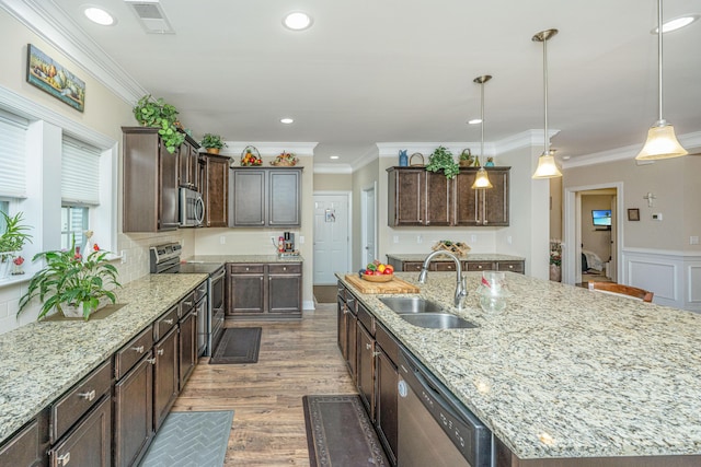 220 Brutus Ln, Summerville, SC 29485 - kitchen with appliances with stainless steel finishes, a sink, a large island, ornamental molding, and wood finished floors