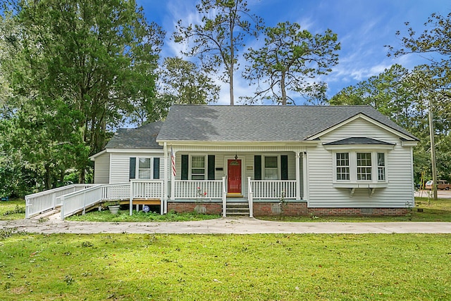 view of front of property featuring a front lawn and covered porch