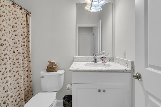 bathroom featuring a shower with shower curtain, toilet, and vanity