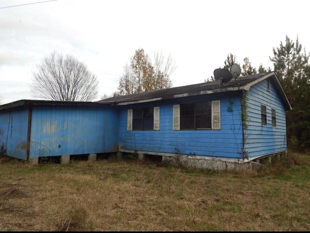 back of house featuring a yard