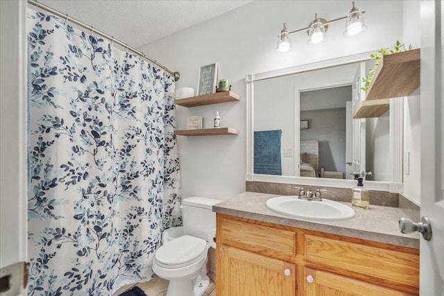 full bathroom featuring toilet, curtained shower, a textured ceiling, and vanity