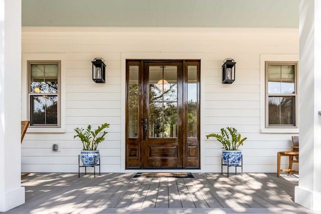 entrance to property featuring covered porch